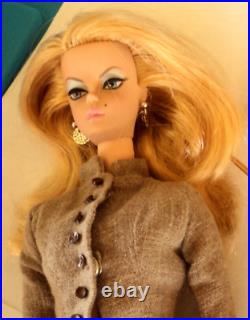 2004 Loose Barbie Silkstone Trench Setter In Some Boulevard Fashion Clothes