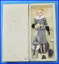 Barbie Walking Suit Silkstone Doll Gold Label Coleccion W3424 Mattel Fashion